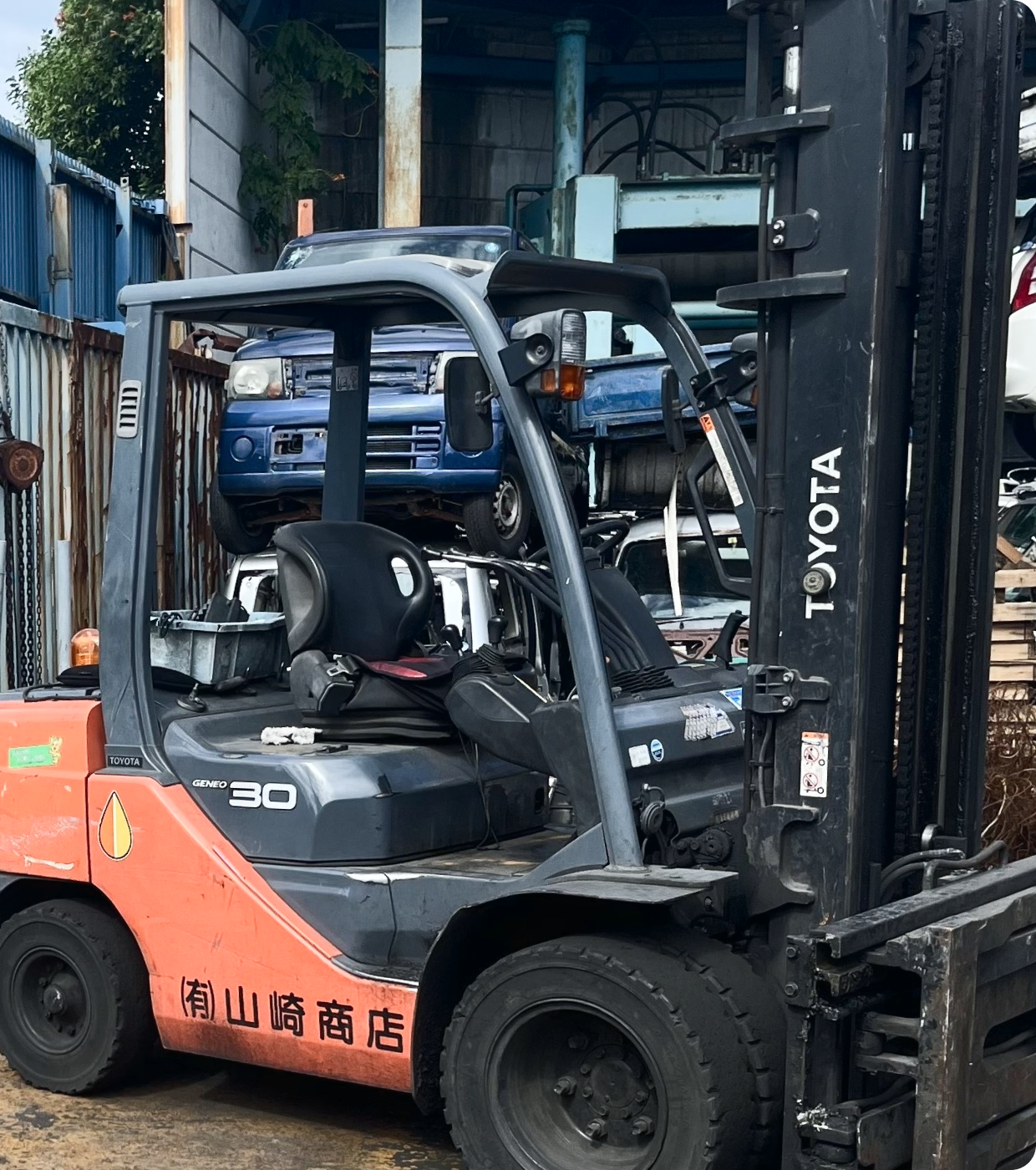 山崎商店の敷地内で使用されているフォークリフト