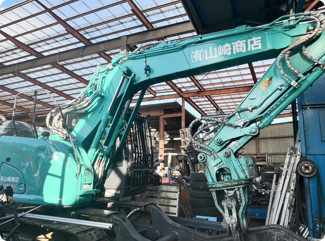 山崎商店の作業場で使用されるショベルカー（重機）