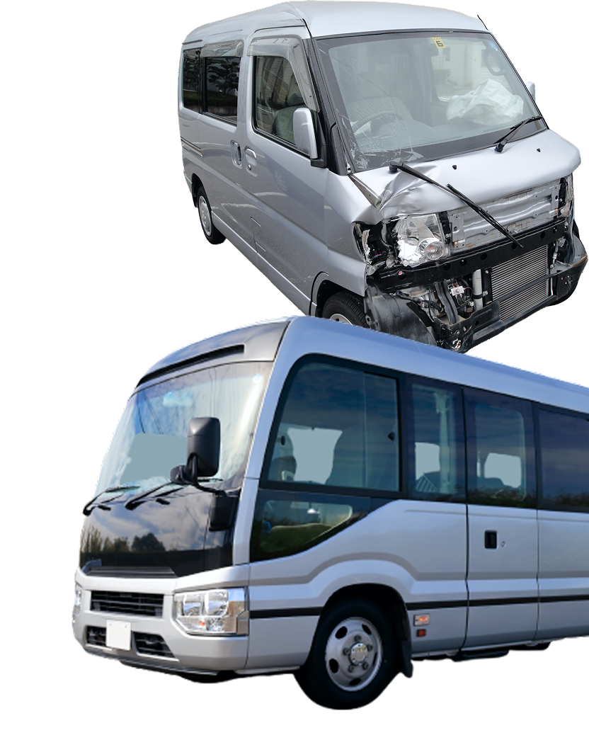事故で前方が破損した車と、山崎商店が回収を行うマイクロバス